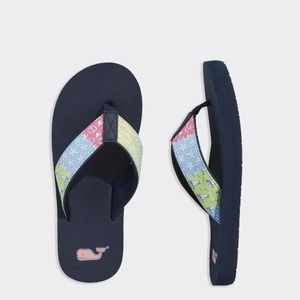 Boys vineyard vine flip flops in size 11